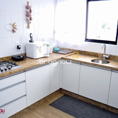 Apartamento com 200m², 3 quartos (sendo 3 suítes), 3 garagens, no bairro Balneário em Florianópolis