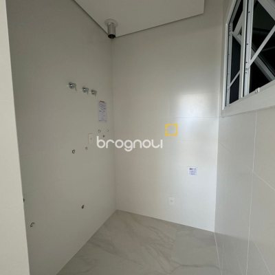 Apartamento com 133m², 3 quartos (sendo 3 suítes), 2 garagens, no bairro João Paulo em Florianópolis