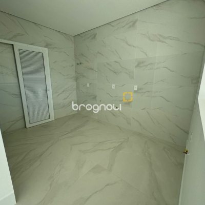 Apartamento com 133m², 3 quartos (sendo 3 suítes), 2 garagens, no bairro João Paulo em Florianópolis