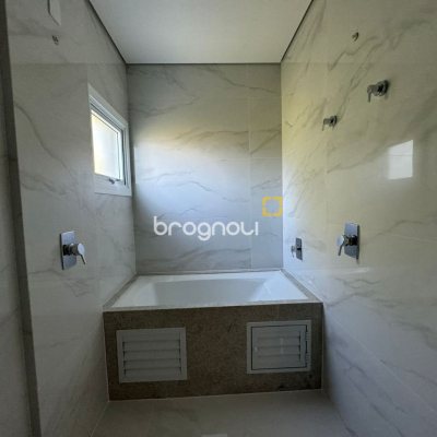 Apartamento com 133m², 3 quartos (sendo 3 suítes), 2 garagens, no bairro João Paulo em Florianópolis