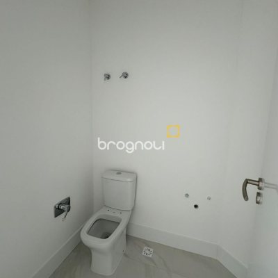 Apartamento com 133m², 3 quartos (sendo 3 suítes), 2 garagens, no bairro João Paulo em Florianópolis