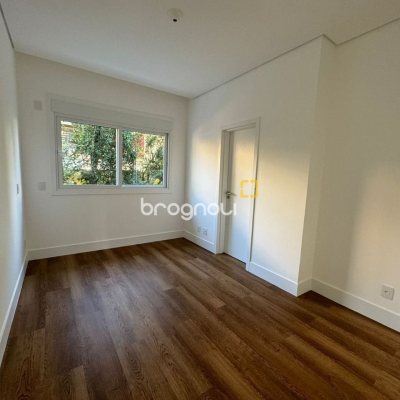 Apartamento com 133m², 3 quartos (sendo 3 suítes), 2 garagens, no bairro João Paulo em Florianópolis