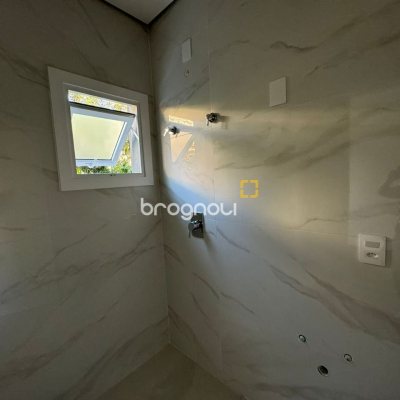 Apartamento com 133m², 3 quartos (sendo 3 suítes), 2 garagens, no bairro João Paulo em Florianópolis
