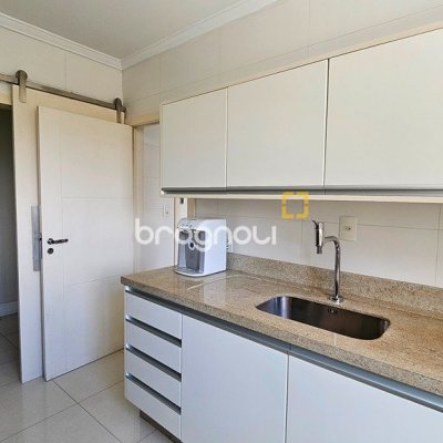 Apartamento com 146m², 4 quartos (sendo 1 suíte), 2 garagens, no bairro Centro em Florianópolis