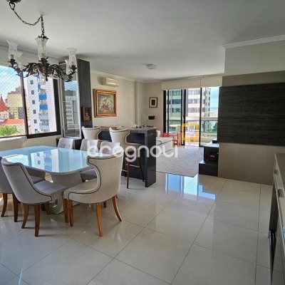 Apartamento com 146m², 4 quartos (sendo 1 suíte), 2 garagens, no bairro Centro em Florianópolis