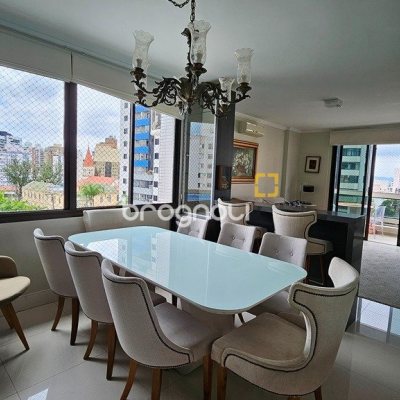 Apartamento com 146m², 4 quartos (sendo 1 suíte), 2 garagens, no bairro Centro em Florianópolis