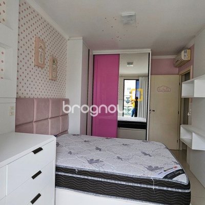 Apartamento com 146m², 4 quartos (sendo 1 suíte), 2 garagens, no bairro Centro em Florianópolis