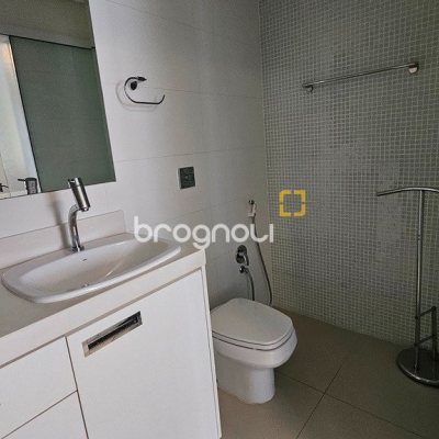 Apartamento com 146m², 4 quartos (sendo 1 suíte), 2 garagens, no bairro Centro em Florianópolis