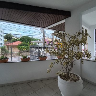 Apartamento com 78m², 3 quartos (sendo 1 suíte), 2 garagens, no bairro Capoeiras em Florianópolis