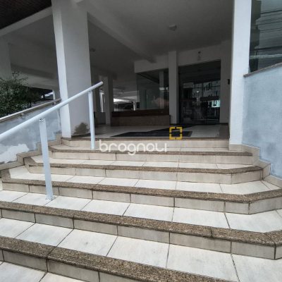 Apartamento com 78m², 3 quartos (sendo 1 suíte), 2 garagens, no bairro Capoeiras em Florianópolis