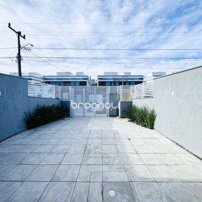 Casa com 132m², 3 quartos (sendo 3 suítes), 2 garagens, no bairro Campeche em Florianópolis