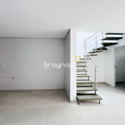 Casa com 132m², 3 quartos (sendo 3 suítes), 2 garagens, no bairro Campeche em Florianópolis
