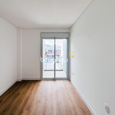 Casa com 132m², 3 quartos (sendo 3 suítes), 2 garagens, no bairro Campeche em Florianópolis