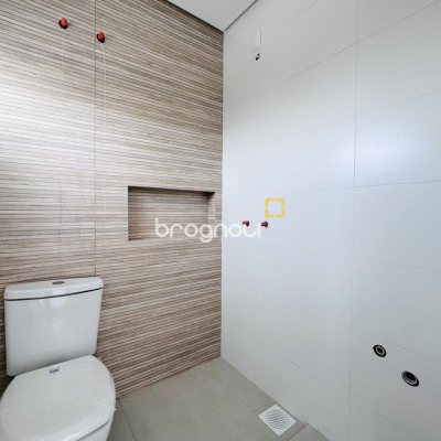 Casa com 132m², 3 quartos (sendo 3 suítes), 2 garagens, no bairro Campeche em Florianópolis