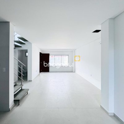 Casa com 132m², 3 quartos (sendo 3 suítes), 2 garagens, no bairro Campeche em Florianópolis