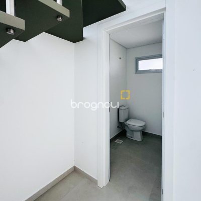 Casa com 132m², 3 quartos (sendo 3 suítes), 2 garagens, no bairro Campeche em Florianópolis