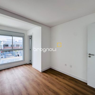 Casa com 132m², 3 quartos (sendo 3 suítes), 2 garagens, no bairro Campeche em Florianópolis