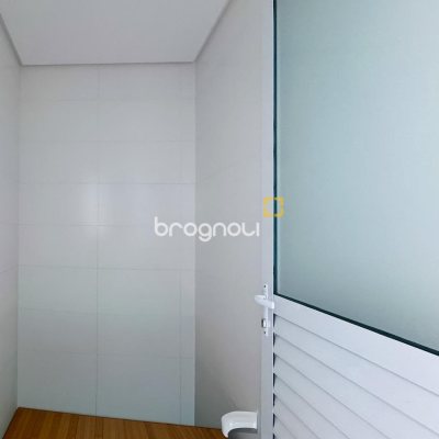 Casa com 132m², 3 quartos (sendo 3 suítes), 2 garagens, no bairro Campeche em Florianópolis