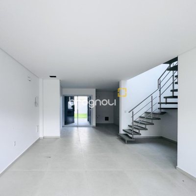 Casa com 132m², 3 quartos (sendo 3 suítes), 2 garagens, no bairro Campeche em Florianópolis
