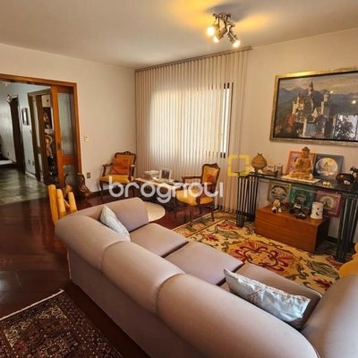 Apartamento com 246m², 4 quartos (sendo 2 suítes), 2 garagens, no bairro Centro em Florianópolis