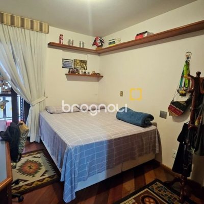 Apartamento com 246m², 4 quartos (sendo 2 suítes), 2 garagens, no bairro Centro em Florianópolis