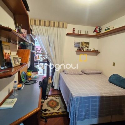 Apartamento com 246m², 4 quartos (sendo 2 suítes), 2 garagens, no bairro Centro em Florianópolis