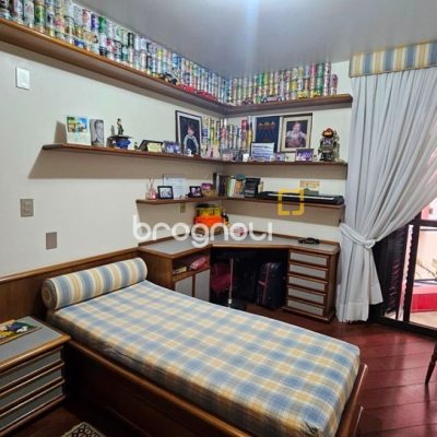 Apartamento com 246m², 4 quartos (sendo 2 suítes), 2 garagens, no bairro Centro em Florianópolis
