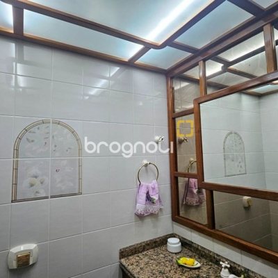 Apartamento com 246m², 4 quartos (sendo 2 suítes), 2 garagens, no bairro Centro em Florianópolis