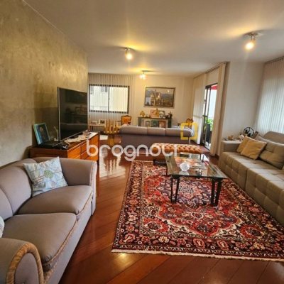 Apartamento com 246m², 4 quartos (sendo 2 suítes), 2 garagens, no bairro Centro em Florianópolis
