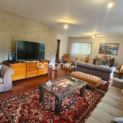 Apartamento com 246m², 4 quartos (sendo 2 suítes), 2 garagens, no bairro Centro em Florianópolis