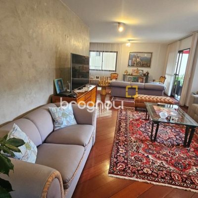Apartamento com 246m², 4 quartos (sendo 2 suítes), 2 garagens, no bairro Centro em Florianópolis