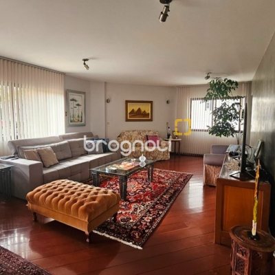 Apartamento com 246m², 4 quartos (sendo 2 suítes), 2 garagens, no bairro Centro em Florianópolis