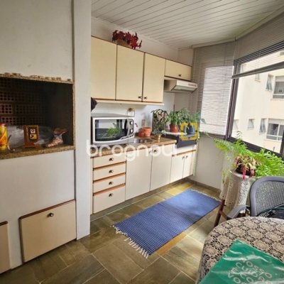 Apartamento com 246m², 4 quartos (sendo 2 suítes), 2 garagens, no bairro Centro em Florianópolis
