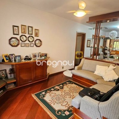 Apartamento com 246m², 4 quartos (sendo 2 suítes), 2 garagens, no bairro Centro em Florianópolis