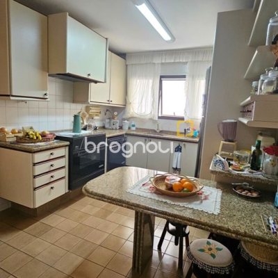Apartamento com 246m², 4 quartos (sendo 2 suítes), 2 garagens, no bairro Centro em Florianópolis
