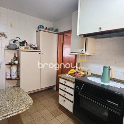 Apartamento com 246m², 4 quartos (sendo 2 suítes), 2 garagens, no bairro Centro em Florianópolis