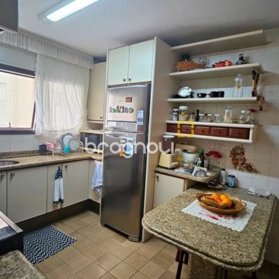 Apartamento com 246m², 4 quartos (sendo 2 suítes), 2 garagens, no bairro Centro em Florianópolis