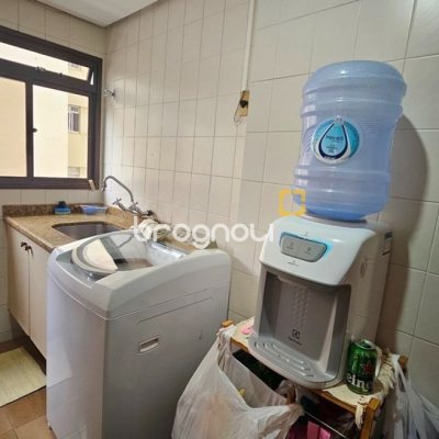 Apartamento com 246m², 4 quartos (sendo 2 suítes), 2 garagens, no bairro Centro em Florianópolis