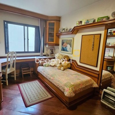 Apartamento com 246m², 4 quartos (sendo 2 suítes), 2 garagens, no bairro Centro em Florianópolis
