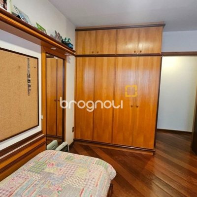 Apartamento com 246m², 4 quartos (sendo 2 suítes), 2 garagens, no bairro Centro em Florianópolis