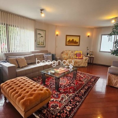 Apartamento com 246m², 4 quartos (sendo 2 suítes), 2 garagens, no bairro Centro em Florianópolis