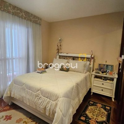 Apartamento com 246m², 4 quartos (sendo 2 suítes), 2 garagens, no bairro Centro em Florianópolis