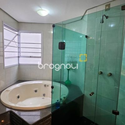 Apartamento com 246m², 4 quartos (sendo 2 suítes), 2 garagens, no bairro Centro em Florianópolis