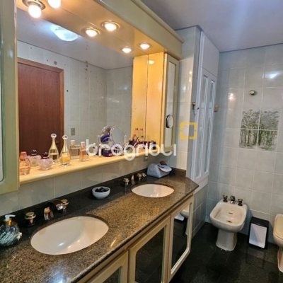 Apartamento com 246m², 4 quartos (sendo 2 suítes), 2 garagens, no bairro Centro em Florianópolis