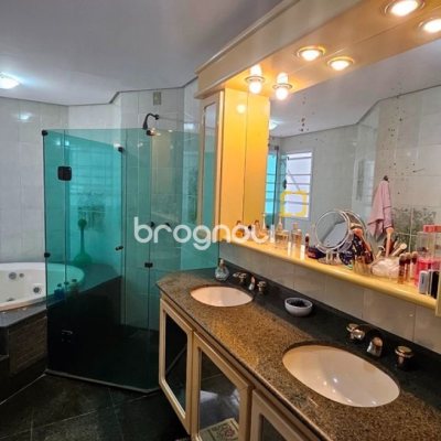 Apartamento com 246m², 4 quartos (sendo 2 suítes), 2 garagens, no bairro Centro em Florianópolis