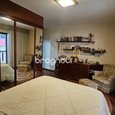 Apartamento com 246m², 4 quartos (sendo 2 suítes), 2 garagens, no bairro Centro em Florianópolis