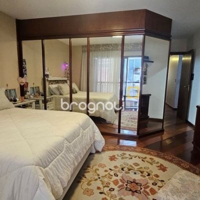 Apartamento com 246m², 4 quartos (sendo 2 suítes), 2 garagens, no bairro Centro em Florianópolis