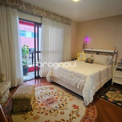Apartamento com 246m², 4 quartos (sendo 2 suítes), 2 garagens, no bairro Centro em Florianópolis