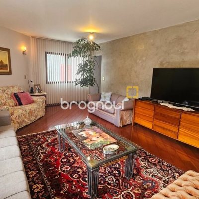 Apartamento com 246m², 4 quartos (sendo 2 suítes), 2 garagens, no bairro Centro em Florianópolis
