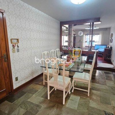 Apartamento com 246m², 4 quartos (sendo 2 suítes), 2 garagens, no bairro Centro em Florianópolis